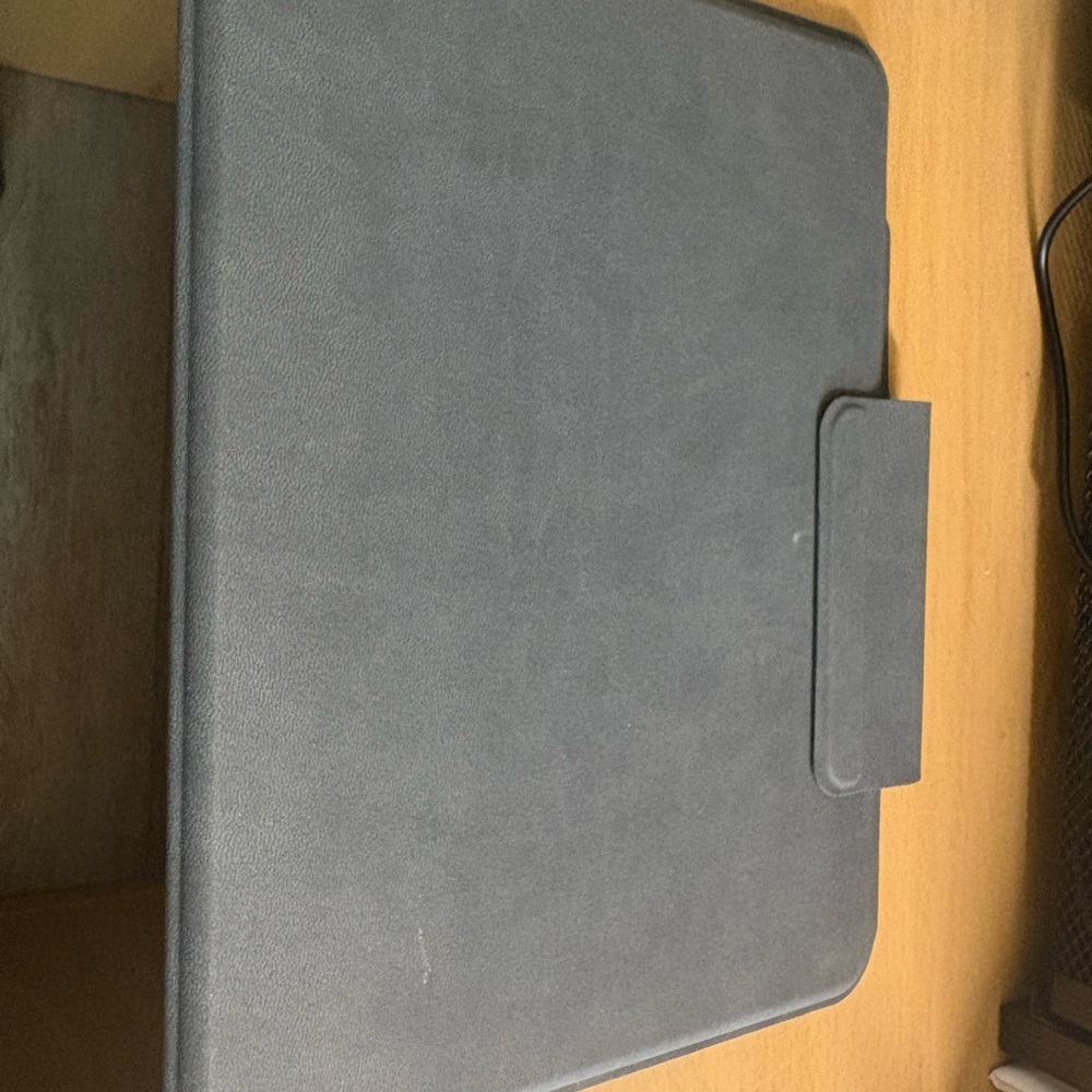 Zagg wireless Bluetooth keyboard for IPad Pro.
Gently used, keyboard is clean.